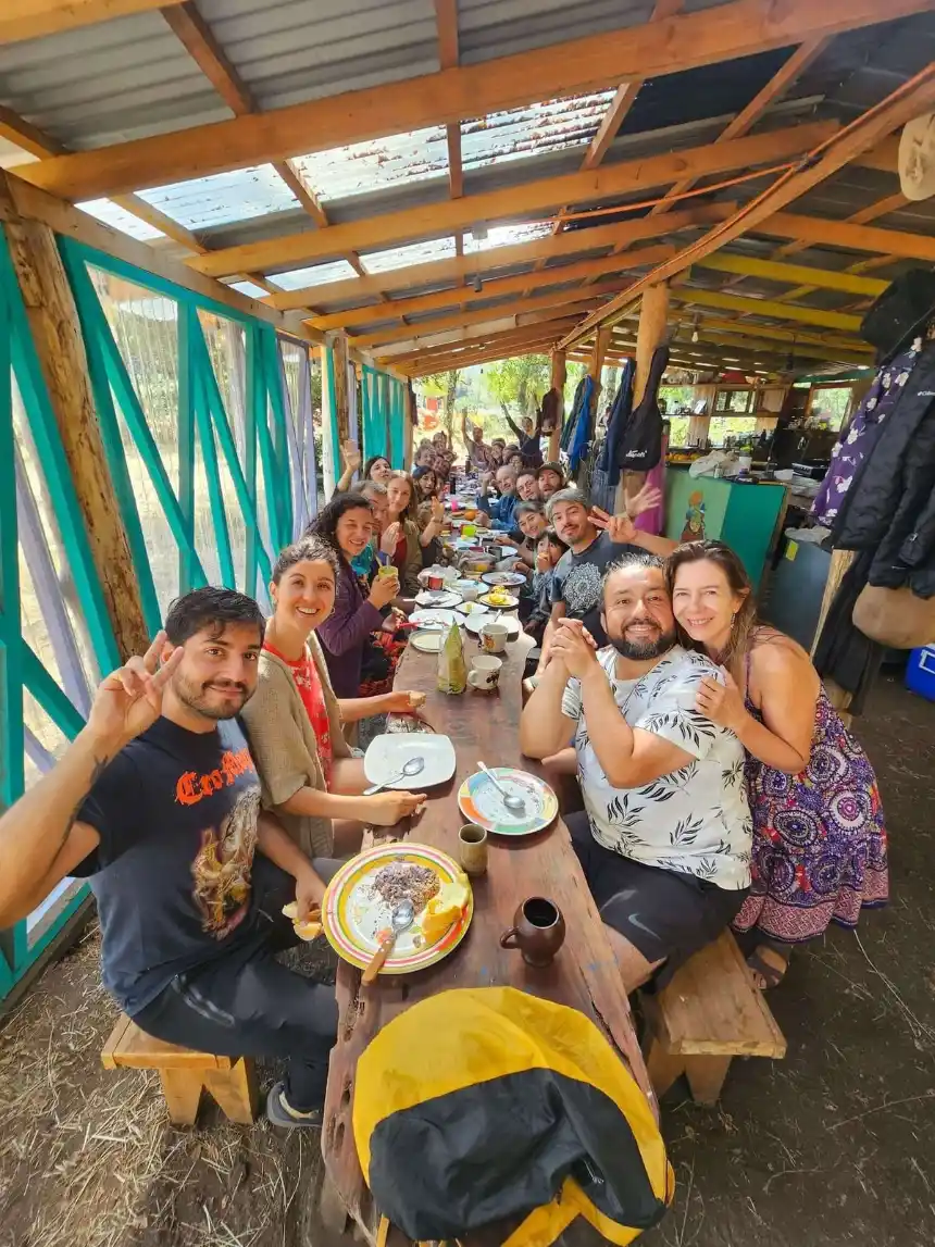 La mesa larga del comedor comunitario