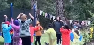 Ronda de niñas y niños al aire libre
